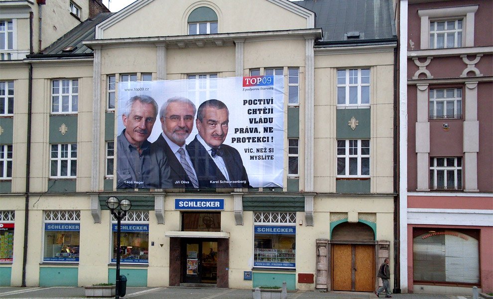 Obří transparent TOP 09 v centru Hradce Králové