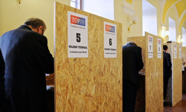 Lidé jsou rozladění politikou, varuje průzkum volebních preferencí