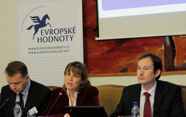 Chalánková upozorňuje: Evropská krajní pravice se posouvá ke středu a chce působit důvěryhodně