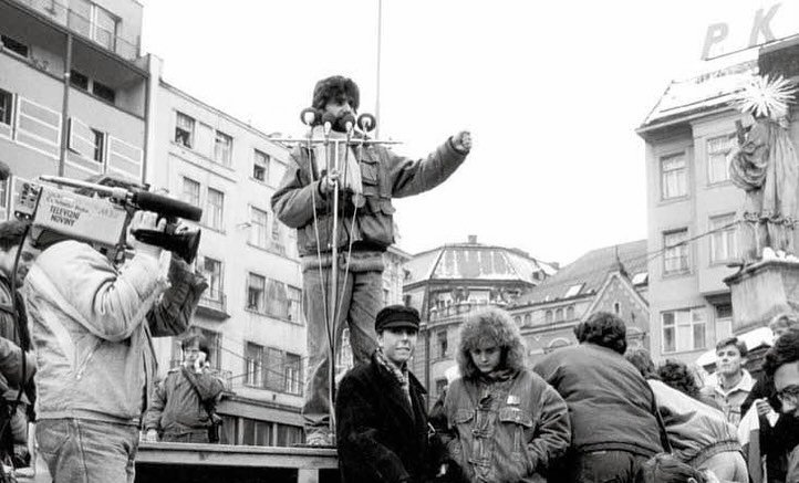 Jako první odmítla hrát brněnská divadla. Senátor Břetislav Rychlík se vrátil do osudového listopadu 1989