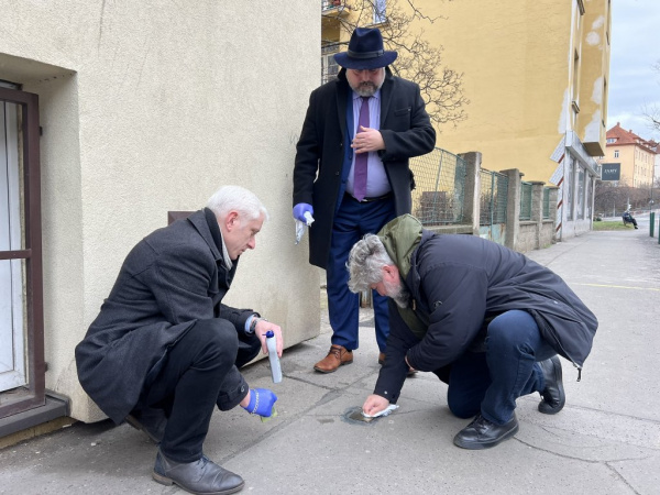 Zástupci Prahy 4 si připomněli oběti holocaustu a vyčistili tzv. Stolpersteiny